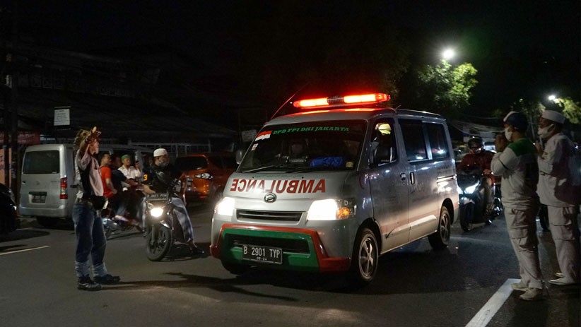 Iring-iringan Ambulans Bawa Jenazah Laskar FPI Tiba di Petamburan - Bagian 4