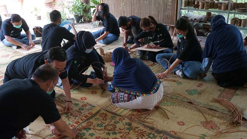 Keseruan Peserta FunTrip Mister Aladin Membuat Kerajinan Tangan di Desa Wisata Gamplong - Bagian 3