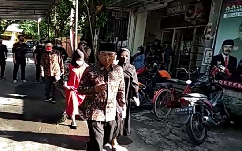 Rival Gibran, Bagyo Wahyono Acungkan 2 Jari saat Berangkat ke TPS