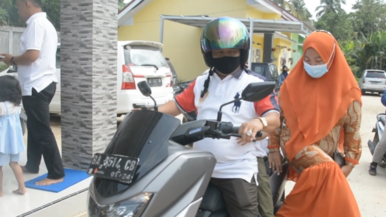 Calon Bupati Termiskin di Sumbar Mencoblos, Naik Motor ke TPS