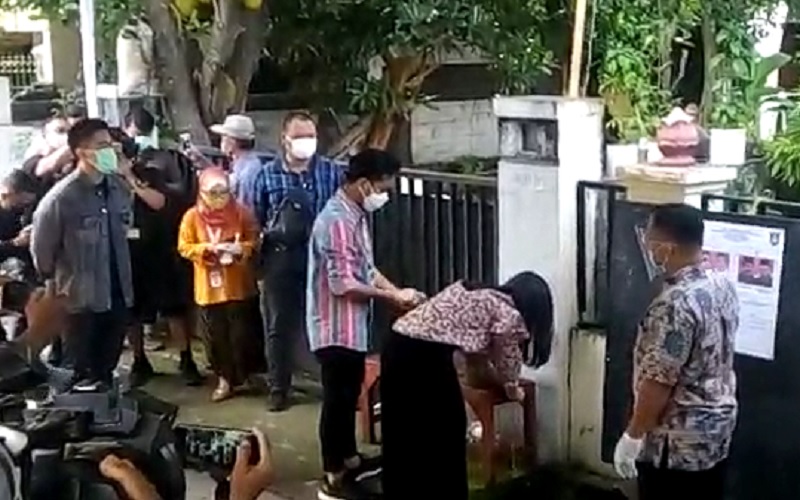 Gibran Nyoblos Bareng Istri di TPS 22, Kaesang Ngekor di Belakang
