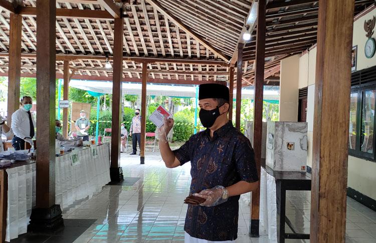 title Nyoblos di TPS 04, Cabup Gunungkidul Immawan Wahyudi: Kerukunan Masyarakat Harus Terjaga Nyoblos di TPS 04, Cabup Gunungkidul Immawan Wahyudi: Kerukunan Masyarakat Harus Terjaga