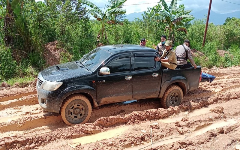 Lewati Jalan Berlumpur, Begini Perjuangan Petugas di Tala Kirim Logistik Pilkada