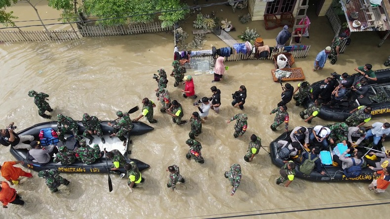 Beri Bantuan, Pangdam IM dan Kapolda Aceh Tinjau Korban Banjir Aceh Utara