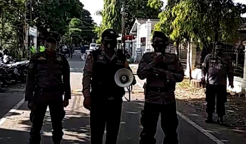 Polisi Rajin Woro-Woro Protokol Kesehatan di TPS Bagyo Wahyono Nyoblos, Ini Sebabnya