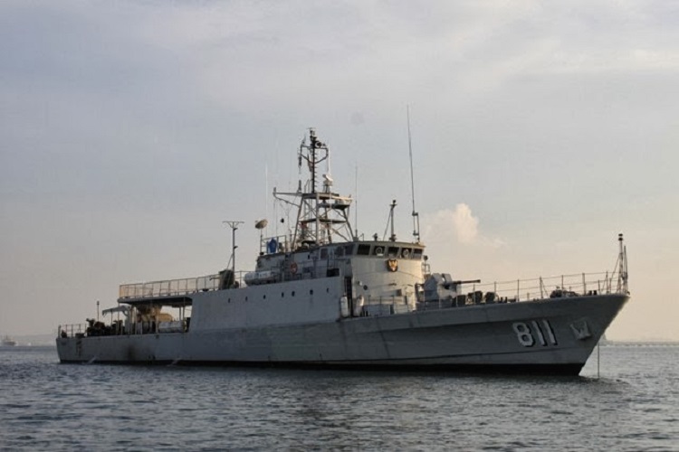 Kapal Perang KRI Kakap-811 Siaga di Perairan Teluk Manado 