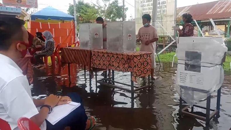 TPS di Tanjungbalai Terendam Banjir, Kotak Suara Dilapisi Plastik agar Tak Basah