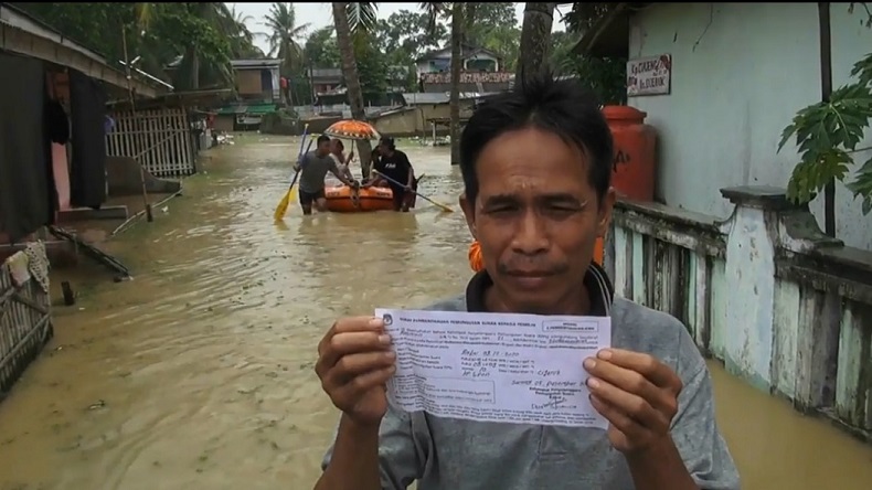 Demi Nyoblos di Pilkada, Warga Serang Terobos Banjir Naik Perahu Karet ke TPS