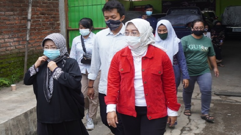 Yakin Raih Hasil Terbaik, Cabup Bandung Yena Ma'soem Antarkan Ibunda ke TPS