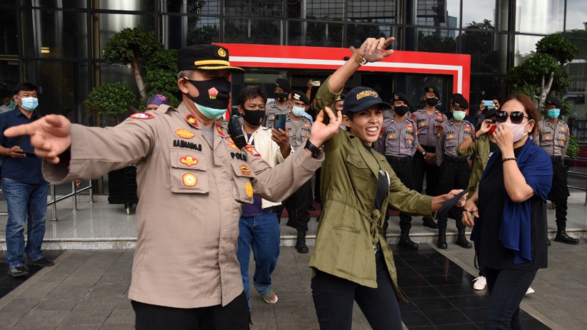 Aksi Massa Tuntut KPK Tidak Tebang Pilih Kasus Korupsi Diwarnai Kericuhan - Bagian 1