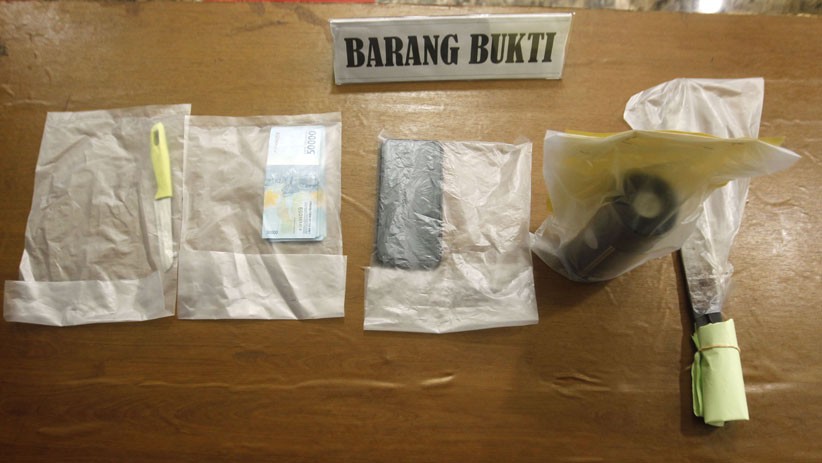 Ini Barang Bukti Golok dan Pisau untuk Mutilasi Pemuda Bekasi - Bagian 1