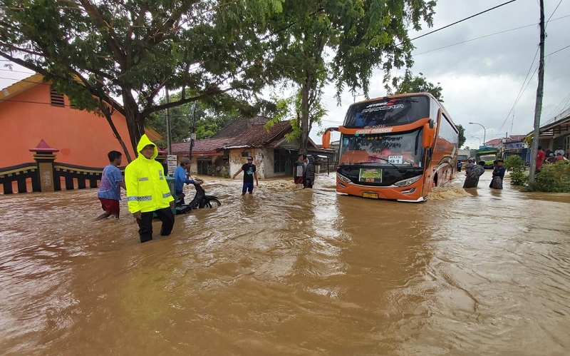 Banjir Rendam Jalan Raya Blega, Lalu Lintas Bangkalan-Surabaya Lumpuh