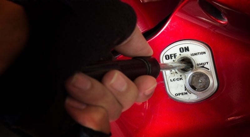 2 Motor Dicuri dalam 30 Menit, Pelaku Ganti Pakaian Terekam CCTV