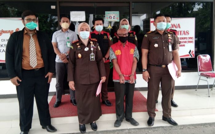 Tilap Honor Guru, Bendahara SMKN II Karawang Dibui dengan Diborgol