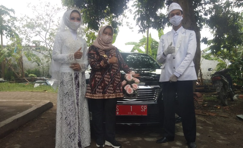 Pasangan Pengantin Ini Deg-degan Naik Mobil Mewah Wali Kota Mojokerto 