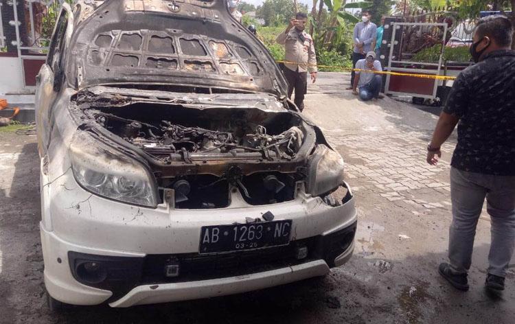 title Ditinggal Nyoblos, Sebuah Mobil di Sleman Terbakar Ditinggal Nyoblos, Sebuah Mobil di Sleman Terbakar