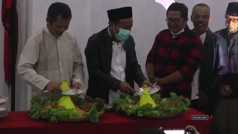 Klaim Kemenangan, Paslon Tunggal di Wonosobo Potong Tumpeng dan Pesta Kembang Api
