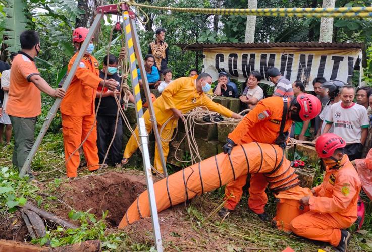 title Pamit Beli Jajan, Bocah 9 Tahun di Jepara Ditemukan Tewas Terperosok Sumur Sedalam 20 Meter Pamit Beli Jajan, Bocah 9 Tahun di Jepara Ditemukan Tewas Terperosok Sumur Sedalam 20 Meter