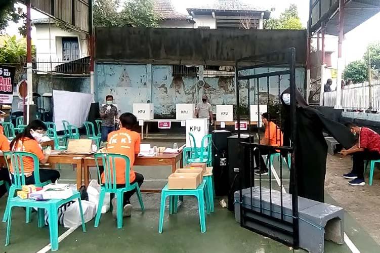 TPS Unik Pilwalkot Solo, Dari Petugas KPPS Berseragam Tahanan KPK hingga Berpakaian APD