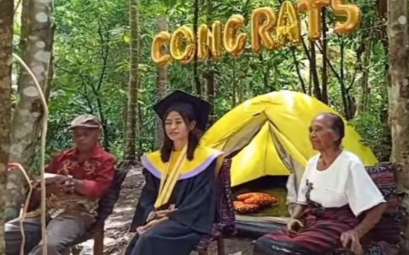 title Kesulitan Internet, Mahasiswi di Flores Timur Wisuda di Kebun Kesulitan Internet, Mahasiswi di Flores Timur Wisuda di Kebun
