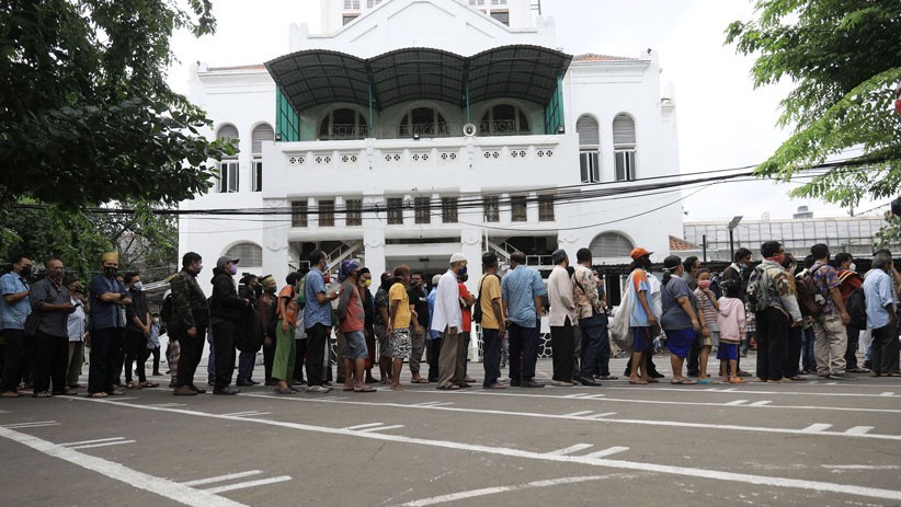 Kotak Amal Makanan Gratis untuk Warga setelah Salat Jumat - Bagian 2