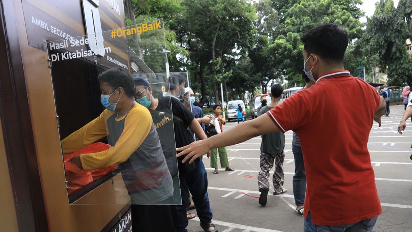 Kotak Amal Makanan Gratis untuk Warga setelah Salat Jumat - Bagian 3