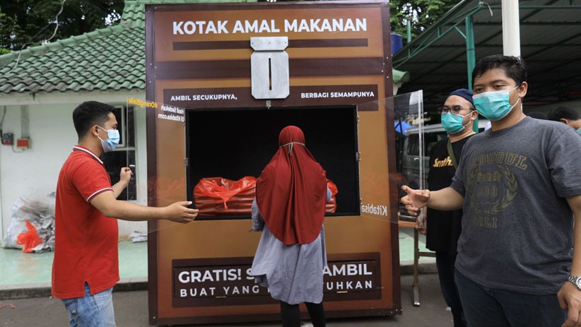 Kotak Amal Makanan Gratis untuk Warga setelah Salat Jumat - Bagian 5