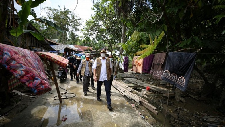 Kunjungi Korban Banjir di Aceh Utara, Ketua BNPB Minta Pengungsi Dipisah untuk Cegah Covid