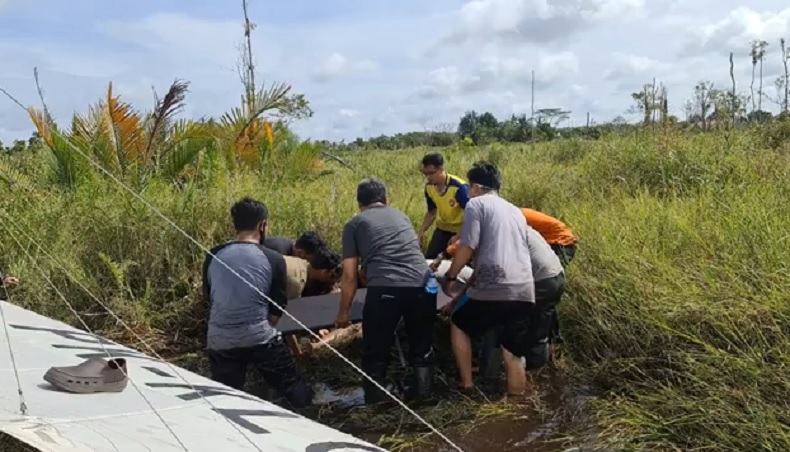 Detik-Detik Evakuasi Paralayang Jatuh di Ketapang, Korban Tersungkur di Rawa-Rawa