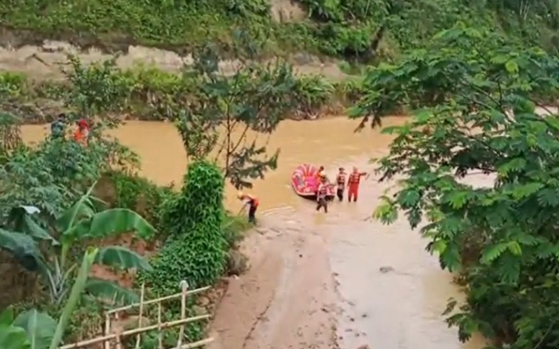 title Tim SAR Kembali Cari 2 Penambang Tertimbun Longsor di Lebak Tim SAR Kembali Cari 2 Penambang Tertimbun Longsor di Lebak