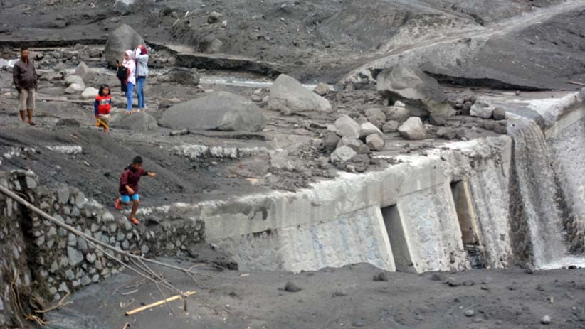 Aliran Lahar Dingin Gunung Semeru Ramai Dikunjungi Warga