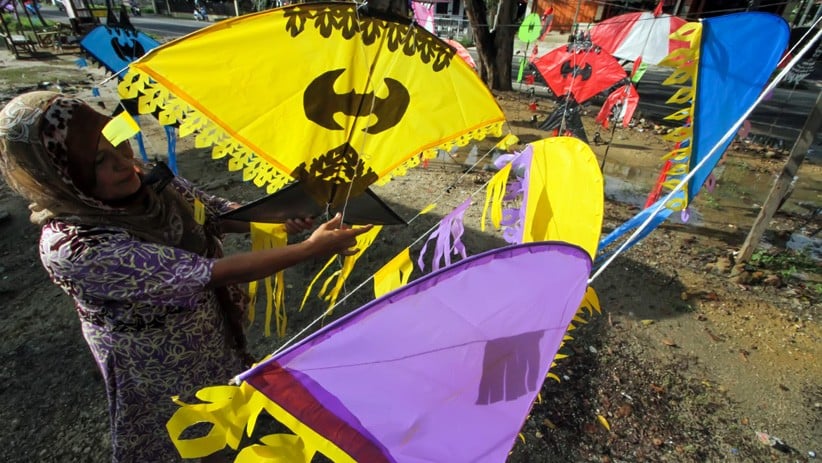 Kreatif, Ibu-Ibu Desa Panggoi Lhokseumawe Buat Layangan Tradisional Anti-hujan