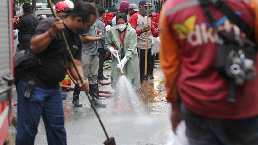 Wali Kota Surabaya Tri Rismaharini Ikut Kerja Bakti Bersihkan Saluran Air