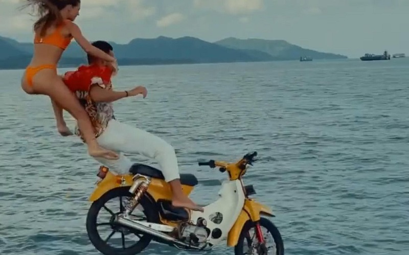 title Viral Blogger Rusia Nyebur ke Laut Bali Naik Motor, Netizen Indonesia: Go Back to Your Country! Viral Blogger Rusia Nyebur ke Laut Bali Naik Motor, Netizen Indonesia: Go Back to Your Country!