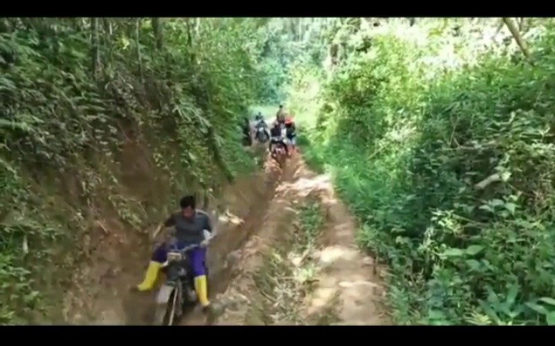 title  Kisah Petugas Distribusi Logistik TPS Jauh dan Sulit di Pedalaman Sumsel  Kisah Petugas Distribusi Logistik TPS Jauh dan Sulit di Pedalaman Sumsel