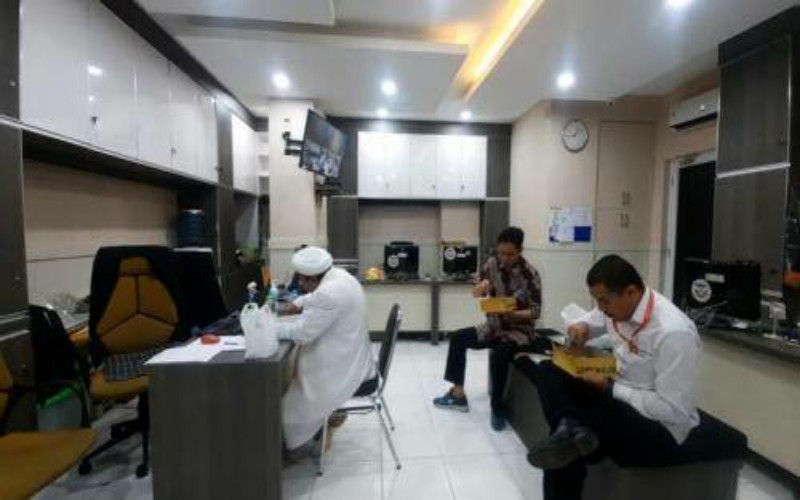 title Habib Rizieq Shihab Makan Bareng Penyidik Polda Metro Jaya Habib Rizieq Shihab Makan Bareng Penyidik Polda Metro Jaya