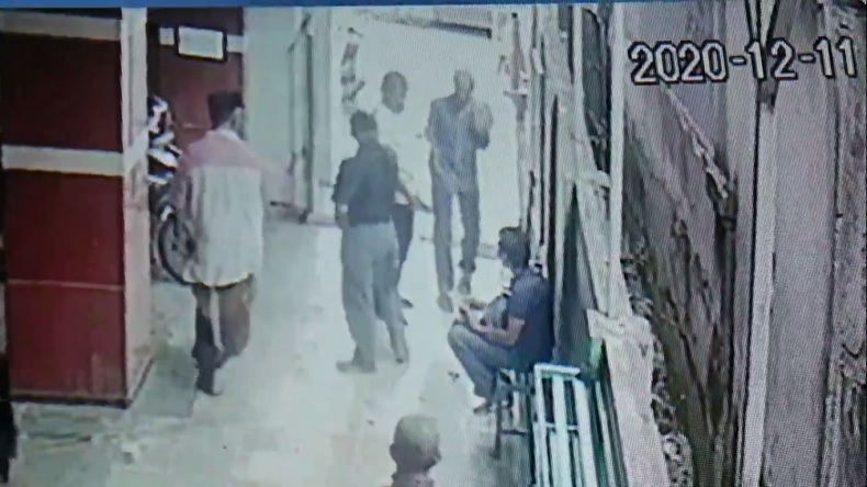 Pria Paruh Baya Tikam Teman di Masjid usai Salat Ashar Bersama