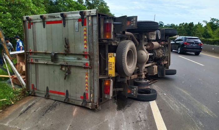 Gara-Gara Ring Roda Lepas, Truk Minyak Goreng Terbalik di Tol Cipularang