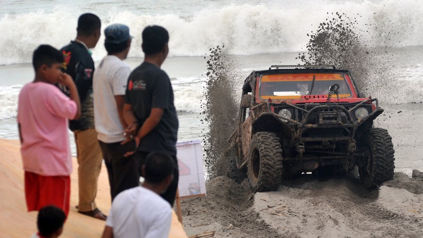 Jajal Mobil Offroad di Atas Medan Pasir Pantai Gandoriah Pariaman - Bagian 1