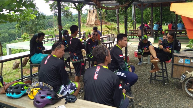 Istirahat Gowes Sambil Menikmati Pemandangan Sungai Cisadane - Bagian 3