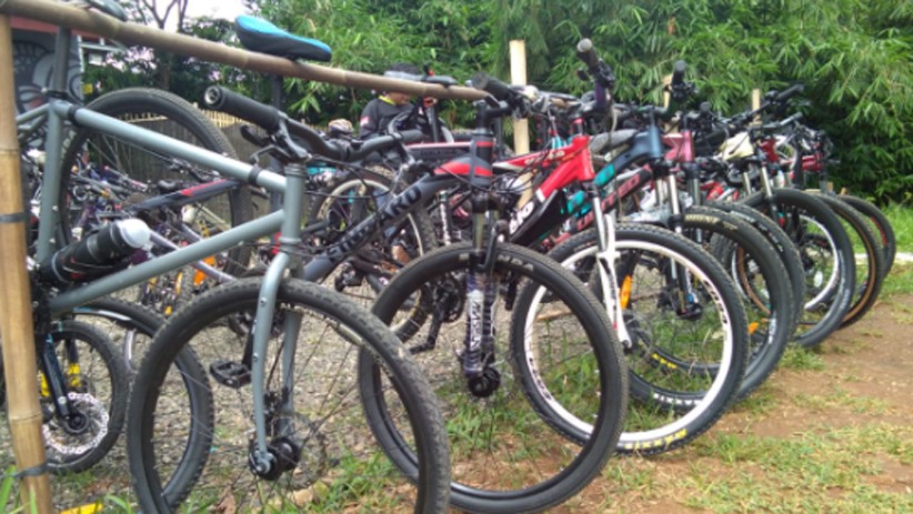 Istirahat Gowes Sambil Menikmati Pemandangan Sungai Cisadane - Bagian 5