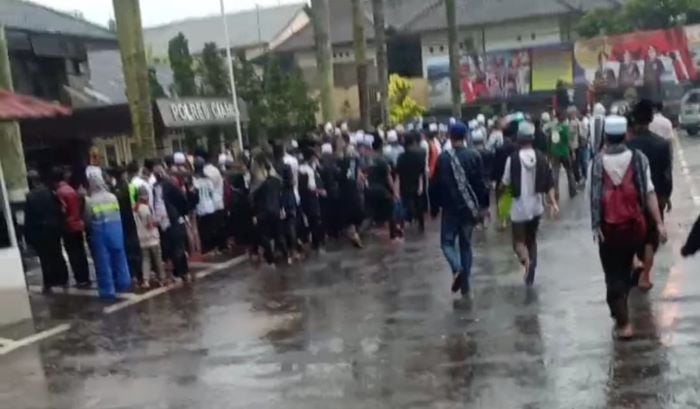 title Beredar Video, Ramai-Ramai Massa Bersarung dan Berkopiah Minta Ditahan di Ciamis Beredar Video, Ramai-Ramai Massa Bersarung dan Berkopiah Minta Ditahan di Ciamis