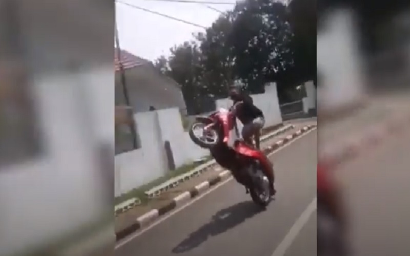 Video Viral Remaja Atraksi di Jalan Raya Terjatuh hingga Patah Tulang
