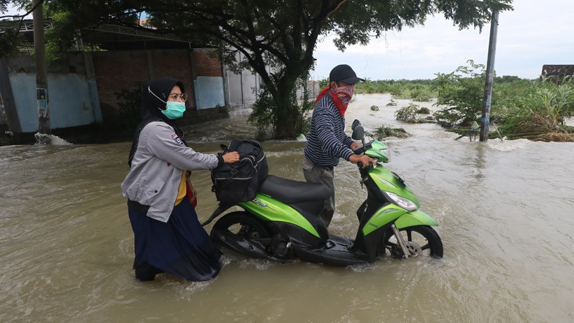 Kali Meluap, Jalan Benjeng Gresik Terendam Banjir