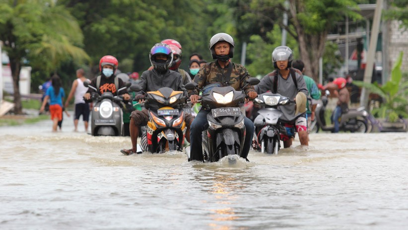 Kali Meluap, Jalan Benjeng Gresik Terendam Banjir