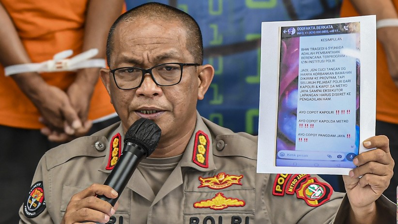 2 Pelaku Ujaran Kebencian Tertunduk saat Ditangkap Polisi - Bagian 3
