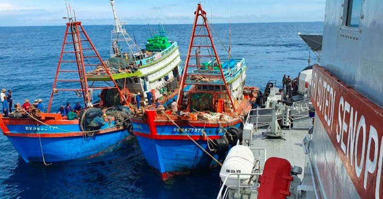 KRI Sutedi Senaputra Tangkap 2 Kapal Ikan Vietnam di Laut Natuna Utara