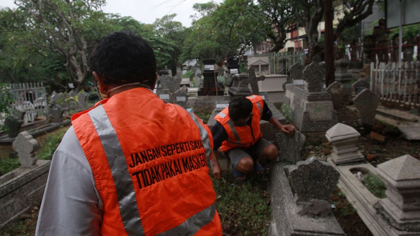 Pelanggar Protokol Kesehatan Diberi Sanksi Membersihkan Makam hingga KTP Disita - Bagian 2