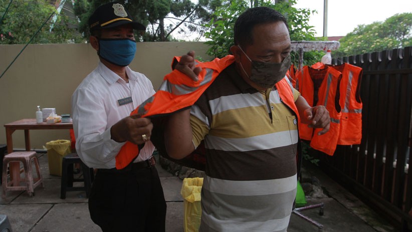 Pelanggar Protokol Kesehatan Diberi Sanksi Membersihkan Makam hingga KTP Disita - Bagian 4