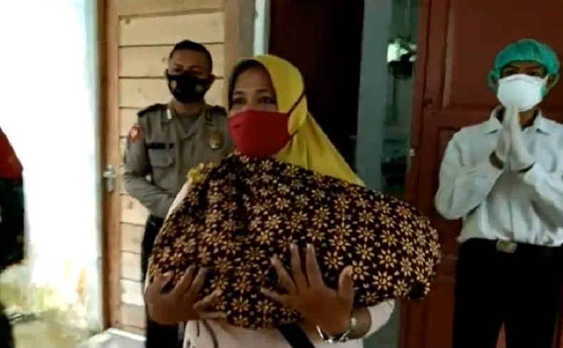 Geger Jasad Bayi Lengkap dengan Ari-Ari Nyangkut di Keramba Nelayan Mempawah